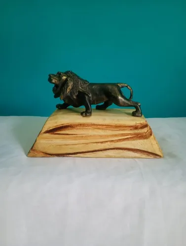 Antigo leão decorativo em petit bronze
