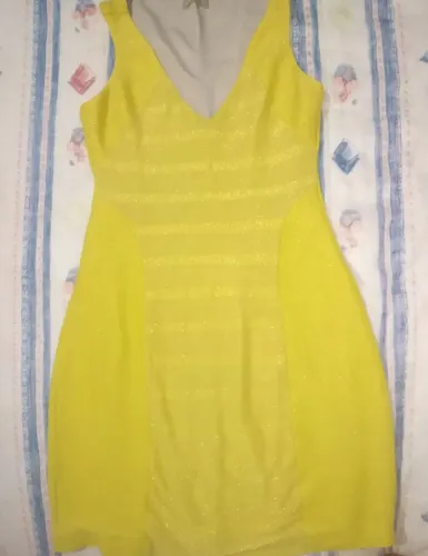 Vestido Amarelo com Detalhes brilho