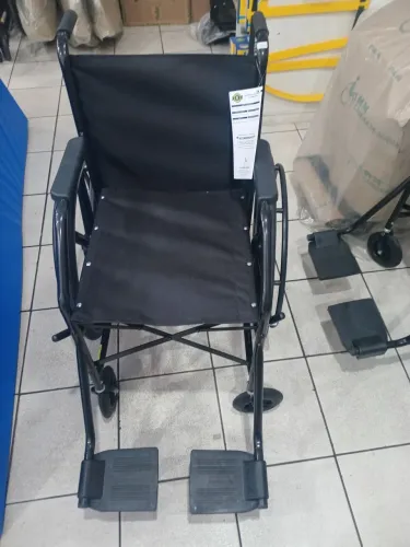 Cadeira de rodas peneu maciço 