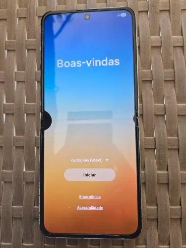 Samsung Galaxy ZFlip5 256Gb com detalhe na tela, cor Creme + Mi Band 8 de brinde!
