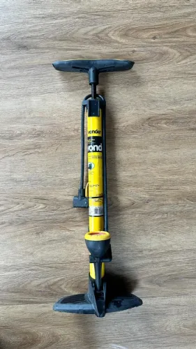BOMBA PARA ENCHER PNEUS REFORÇADA COM MANÔMETRO INDICA PRESSÃO 60 CM VONDER