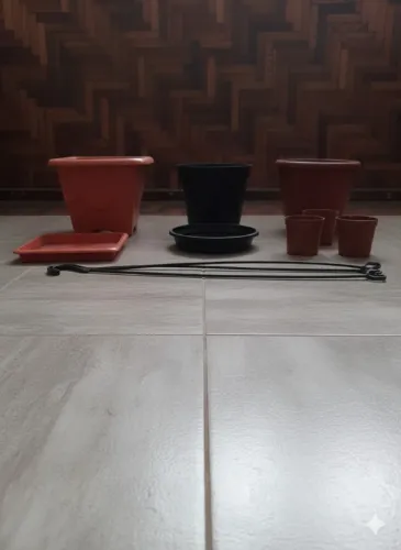 Vasos de plástico de diversos tamanhos de 5cm a 14 cm de altura.