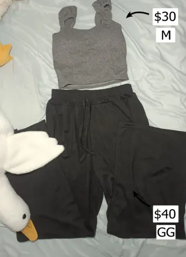 Conjunto cropped cinza com bojo + calça pantalona
