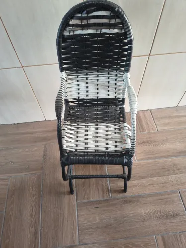 Poltrona de vime preta e branca infantil