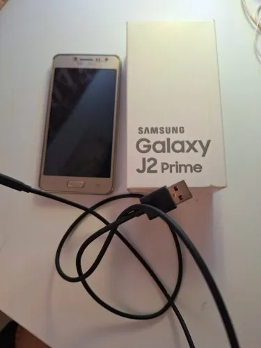 Vendo celular J2 Prime usado na caixa. Dourado