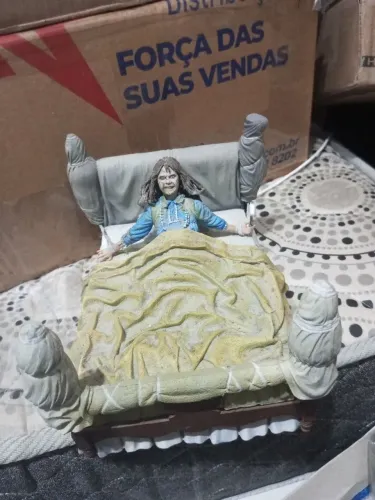 Regan possessed on bed neca exorcista boneco figura deluxe boxset exorcist