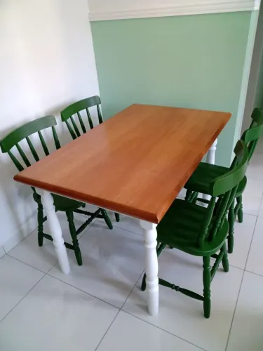 Mesas e cadeiras (pintura e restauro)