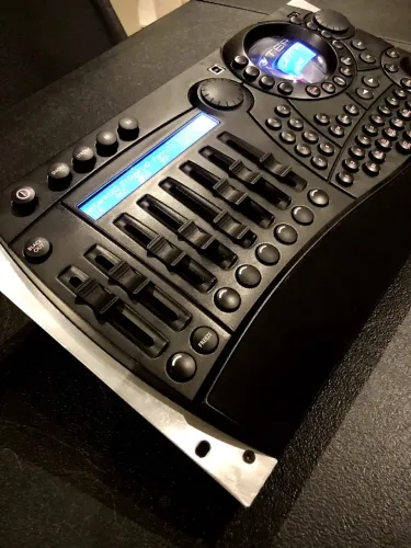 Mesa de iluminação DMX profissional Martin Xciter (extremamente nova)