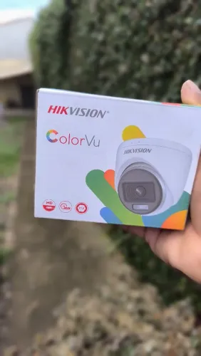 Câmera de Segurança Hikvision ColorVu colorida 24 horas por dia 