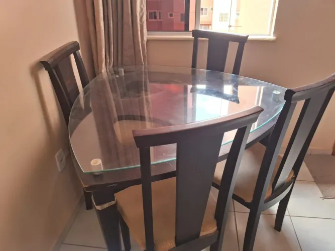 Vendo uma mesa com quatro cadeiras ? 