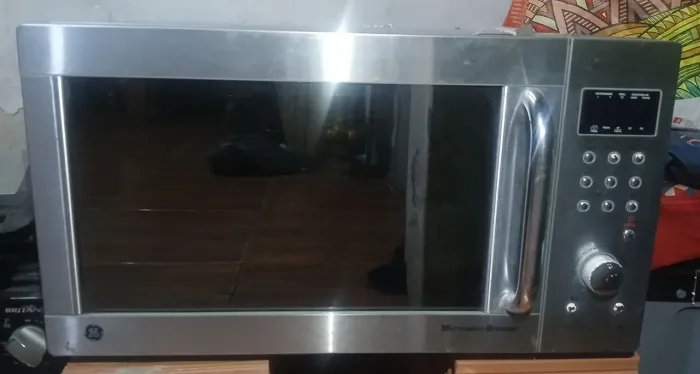 Micro-ondas  funciona só da choque