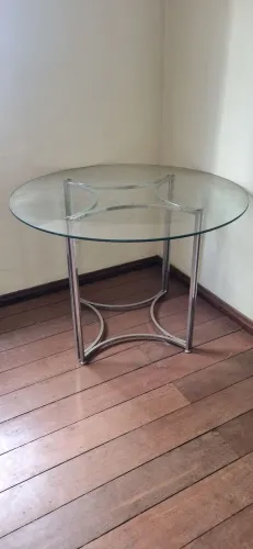 Mesa de centro redonda com tampo de vidro