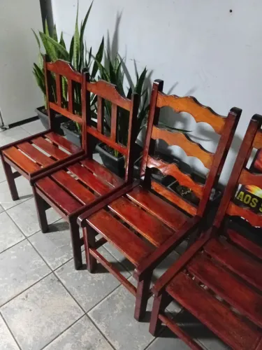 Vendo 4 cadeiras de madeira. 150 a unidade.