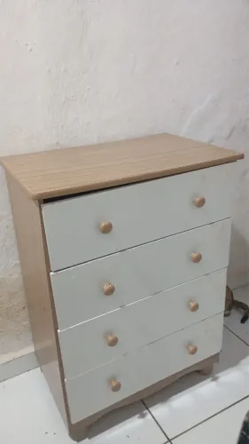 Cômoda com 4 gavetas