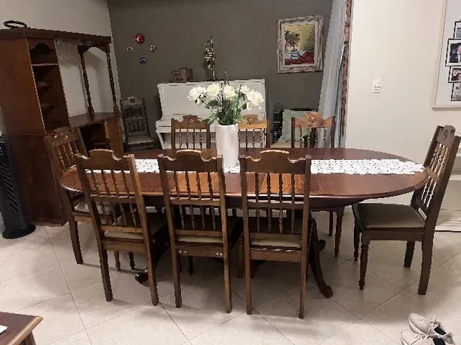 Mesa de jantar em madeira estilo colonial