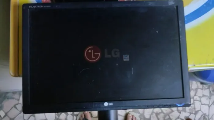 MONITOR 19 LG COM FEFEITO