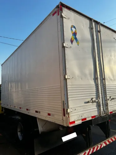 Vendo baú para caminhão