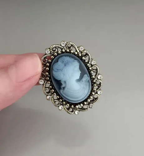 Broche de Camafeu Escuro Detalhe Strass (novo)