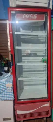 Freezer vertical vermelho