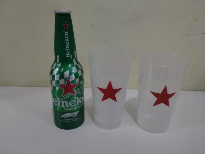 Kit 2 Copos Plástico e 1 Garrafa de Alumínio Heineken Fórmula 1 / Copos 440ml  e 400 ml
