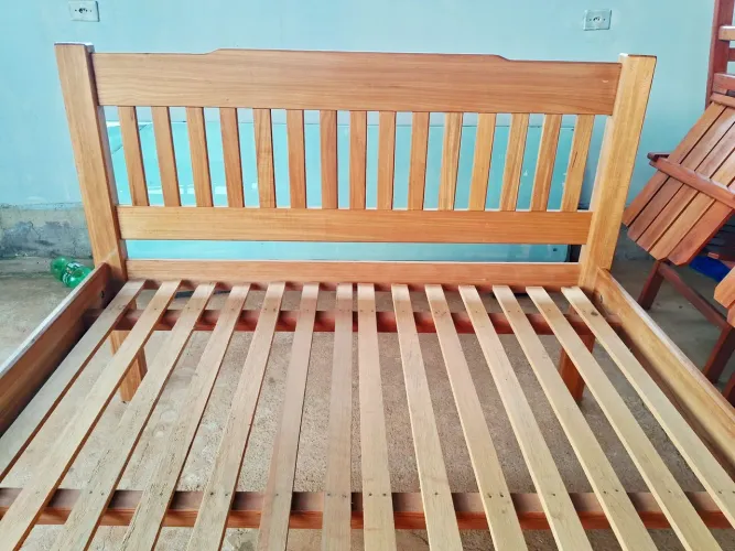 Cama de casal nova, de madeira maciça