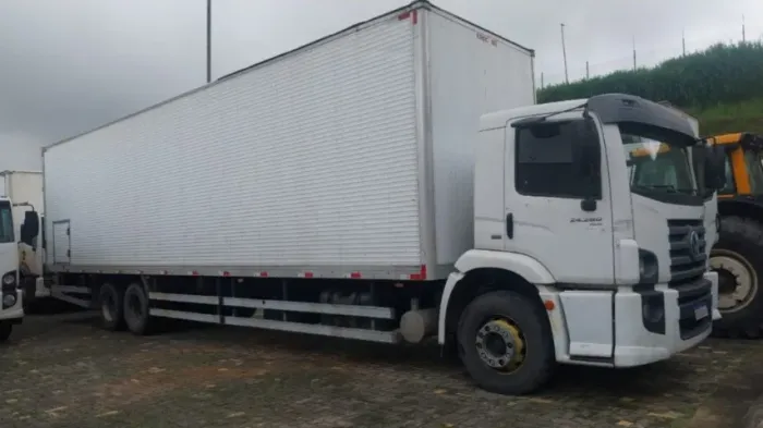 VW 24.280 CONSTELLATION 6X2 20/21 BAÚ C/ PLATAFORMA ELEVATÓRIA HBZ 1 TON