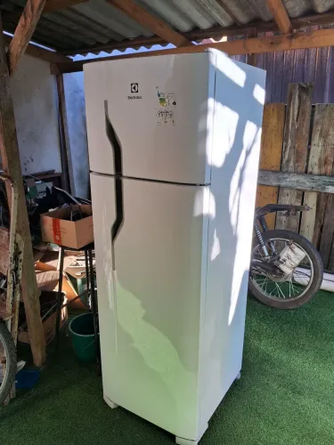 Geladeira Electrolux 260l 220v
