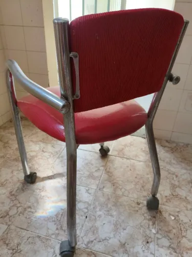 Cadeira vermelha de escritório