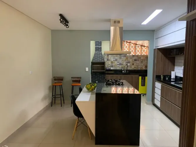 Sobrado para venda tem 140 metros quadrados com 2 quartos