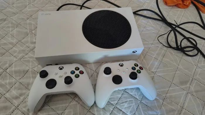 xbox series s com dois controles