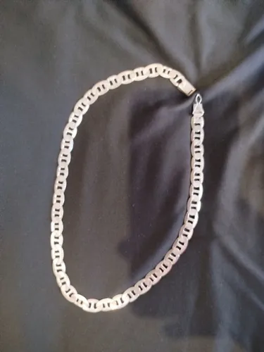 Cordão de prata.