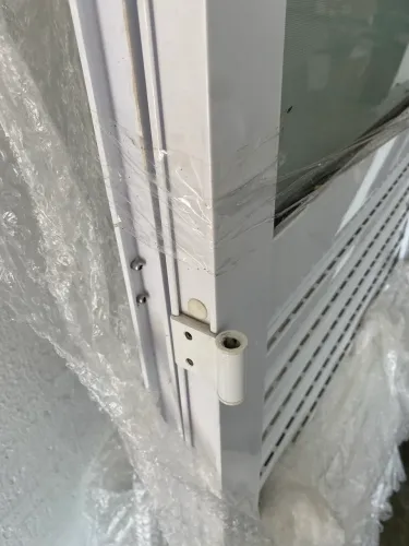 Porta em alumínio.