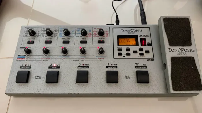 Pedaleira clássica Korg ToneWorks AX1000G *Perfeita
