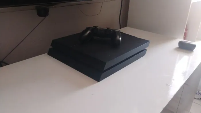 PS4 + 1 CONTROLE (PORÉM UM CONTROLE POSSUI UM LEVE DEFEITO)