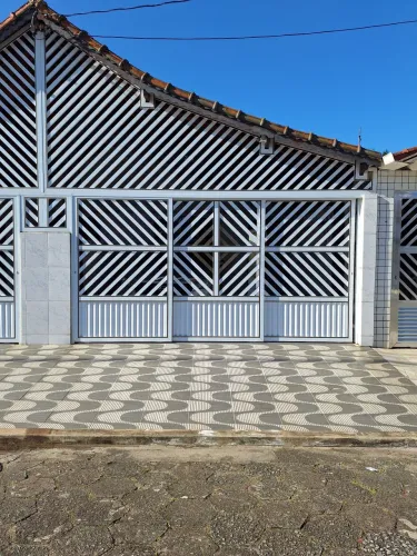 Casa na Vila Caiçara - Praia Grande .Locação Temporária. 2 dorm. 1 suite e 2 Vagas.