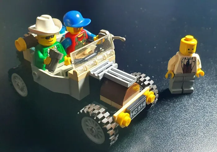 LEGO EXPEDIÇÃO ANOS 90 ORIGINAL CARRO E TRÊS FIGURAS EAUIPADAS