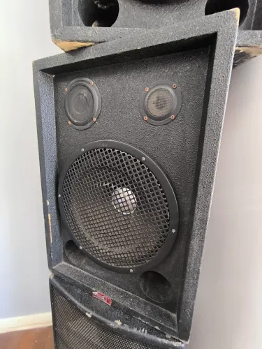 VENDO CAIXAS DE SOM PROFISSIONAIS 15" - SOM FORTE + GRAVE PESADO ?