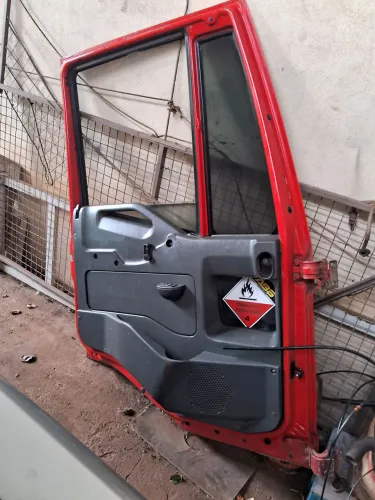 Porta do caminhão iveco tector lado direito