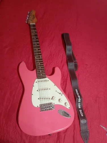 Guitarra ? Dolphin acompanha capa e cinta 