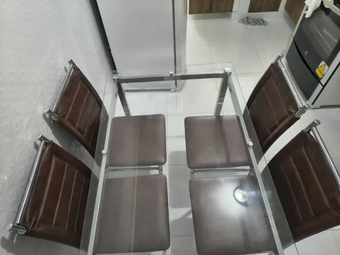 Mesa com tampa de vidro com 04 cadeiras
