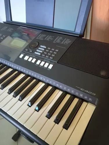 Teclado Yamaha PSR-423 com suporte e pedal FC4A, fio para caixa 