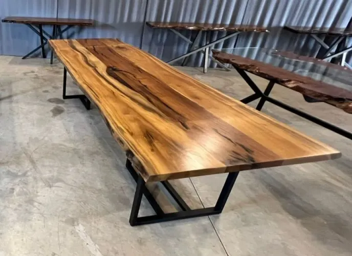 Mesa orgânica maciça