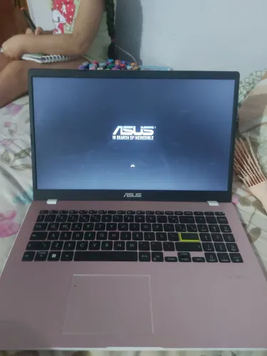 Vende-se notebook semi novo