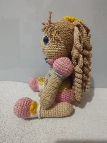 boneca artesanal amigurumi rosa e bege 27cm