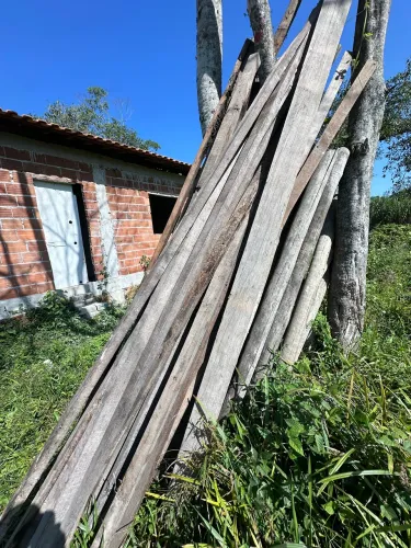 LOTE DE MADEIRAS LINHAS, CAIBROS E PERNAS DE TRÊS