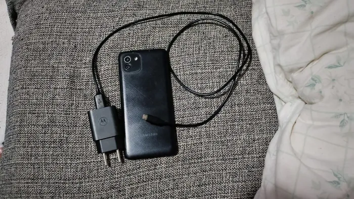 Vendo Samsung Galaxy a03 tela quebrada preciso restaurar vem com carregador
