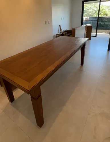 Vende-se mesa madeira maciça já incluso valor frete para zona urbana Ilhéus