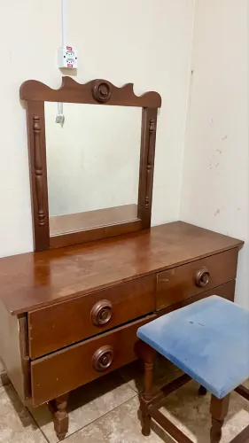Penteadeira de madeira com espelho - Acompanha banco