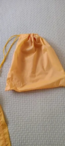 Capa náutica de chuva e corta vento.