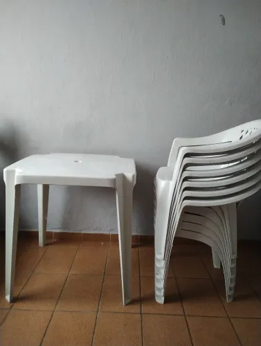 Cadeiras e mesas plástica 